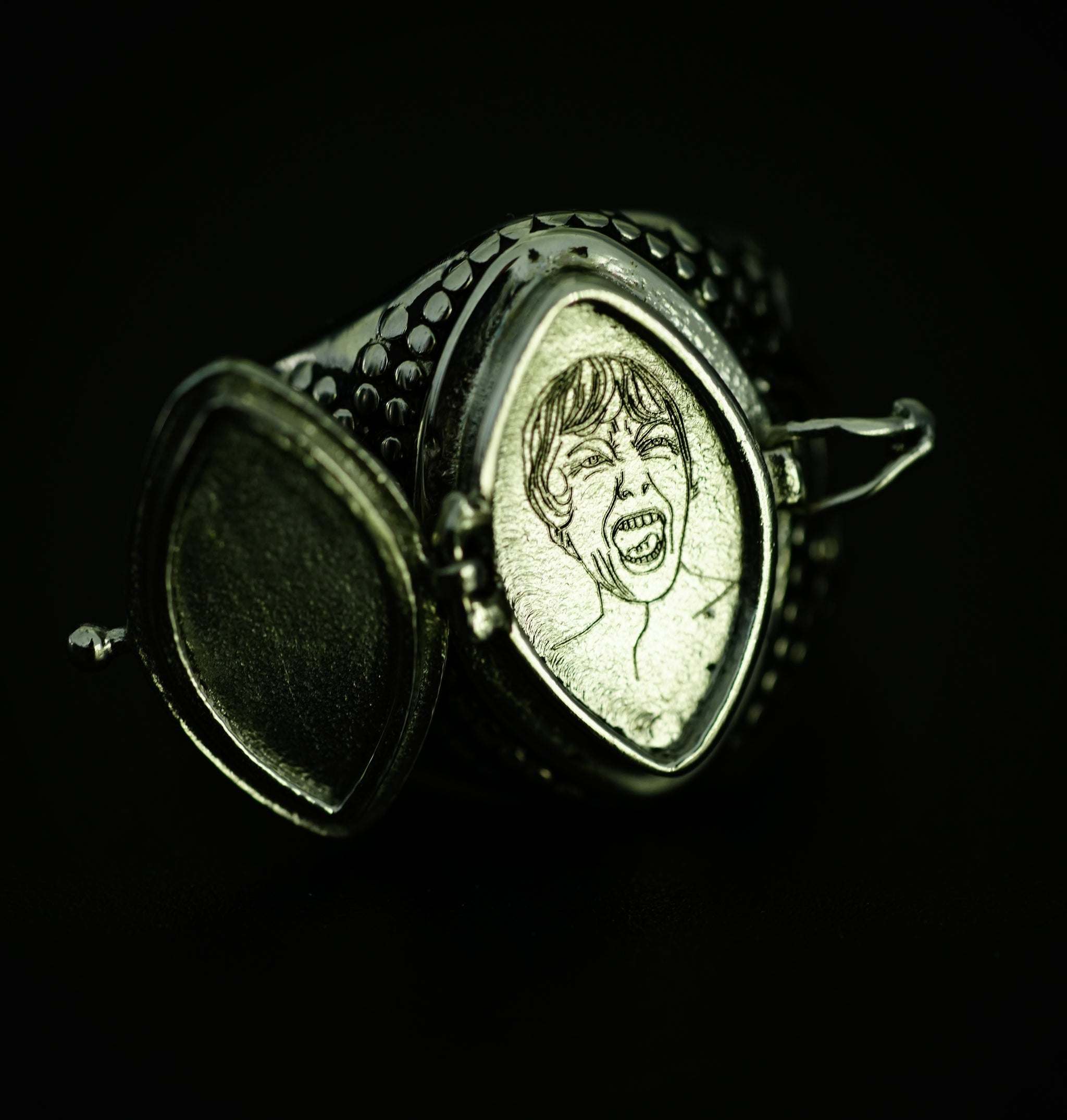 Lurking Terror Ring - Fashion Jewelry by Yordy.